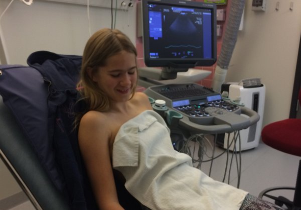 Linnea på hjärtundersökning 2016