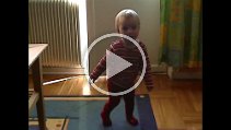 2004 Frida lär sig gå